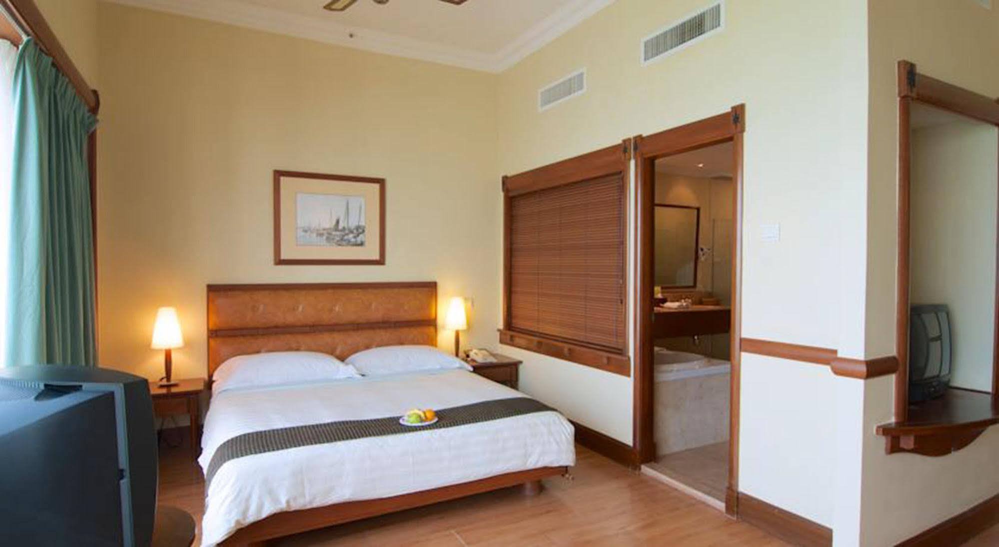Hotel The Millen Penang, Autograph Collection George Town Esterno foto A room at the hotel